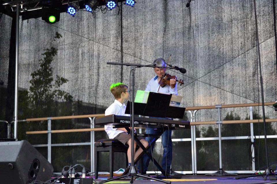 Großer Auftritt der Klavierschüler auf der Bühne am Sommerfest Riedberg im Kätschelaspark 