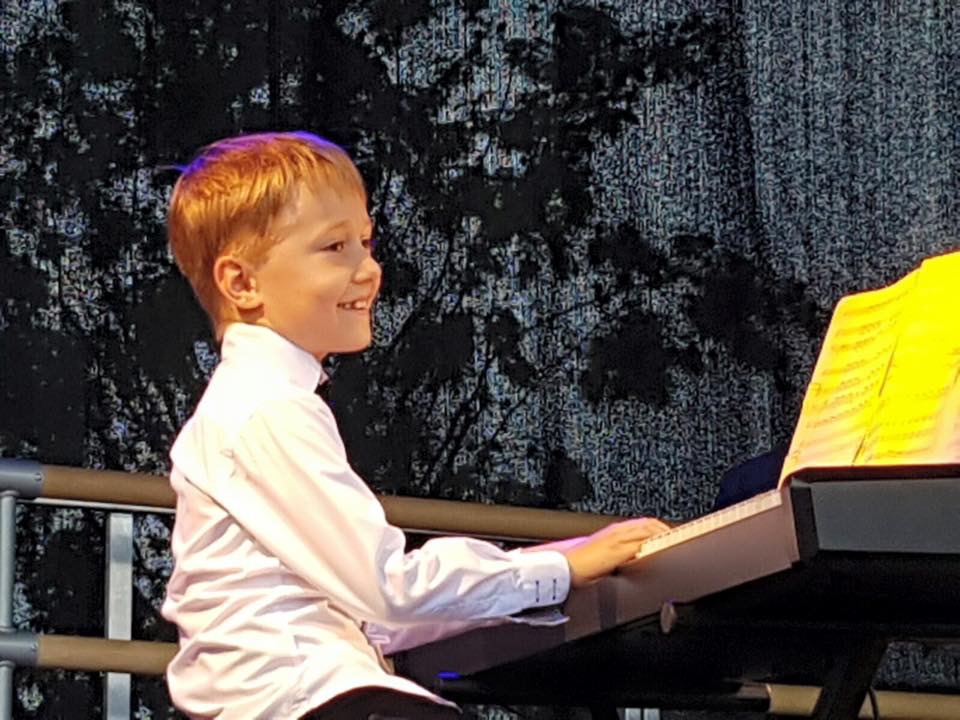 Großer Auftritt der Klavierschüler auf der Bühne am Sommerfest Riedberg im Kätschelaspark 2016 